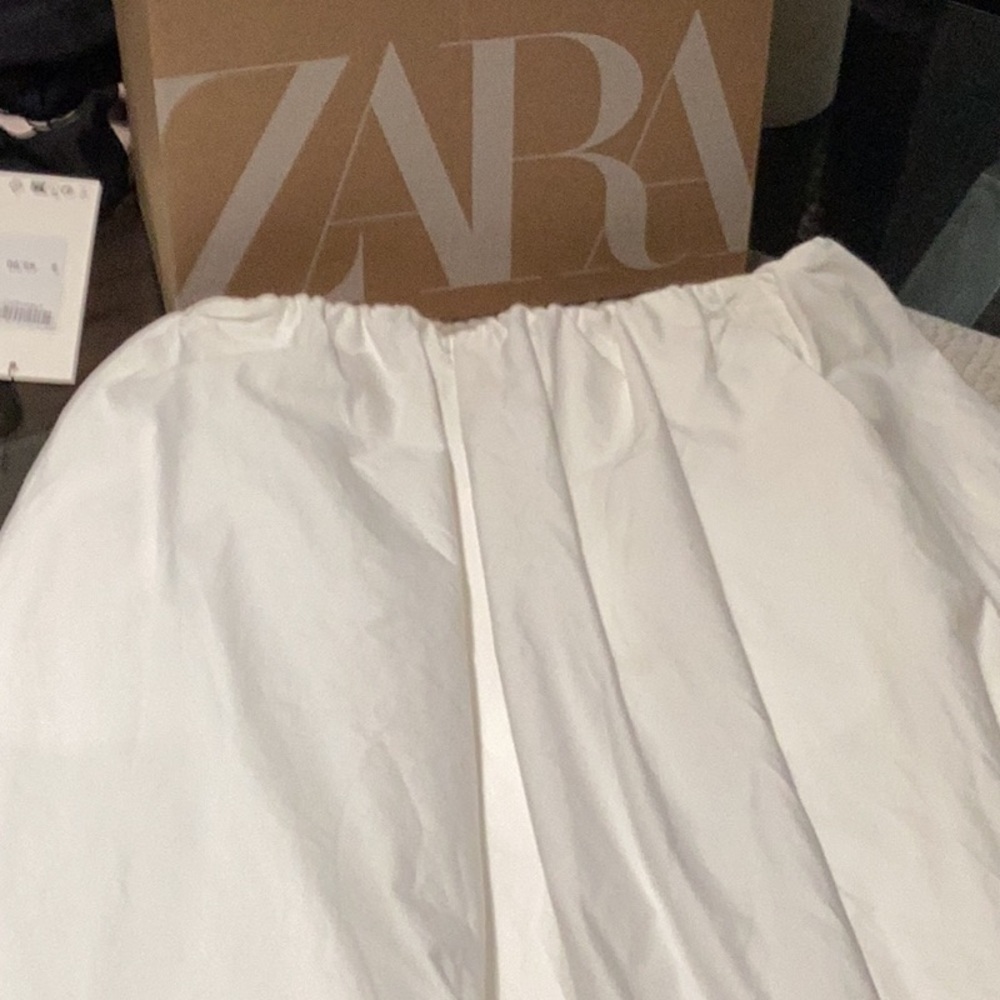 Zara Bubble Skirt. Midi Skirt. XS Runs slightly large. Very stretchy waist.